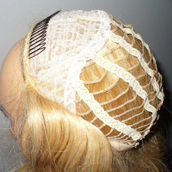 3/4 lace front wig with huge combs to secuere it - Picture 4 of 4